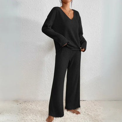 Vivienne | Two-piece set with straight trousers and v-neck top | Last day 80% off!